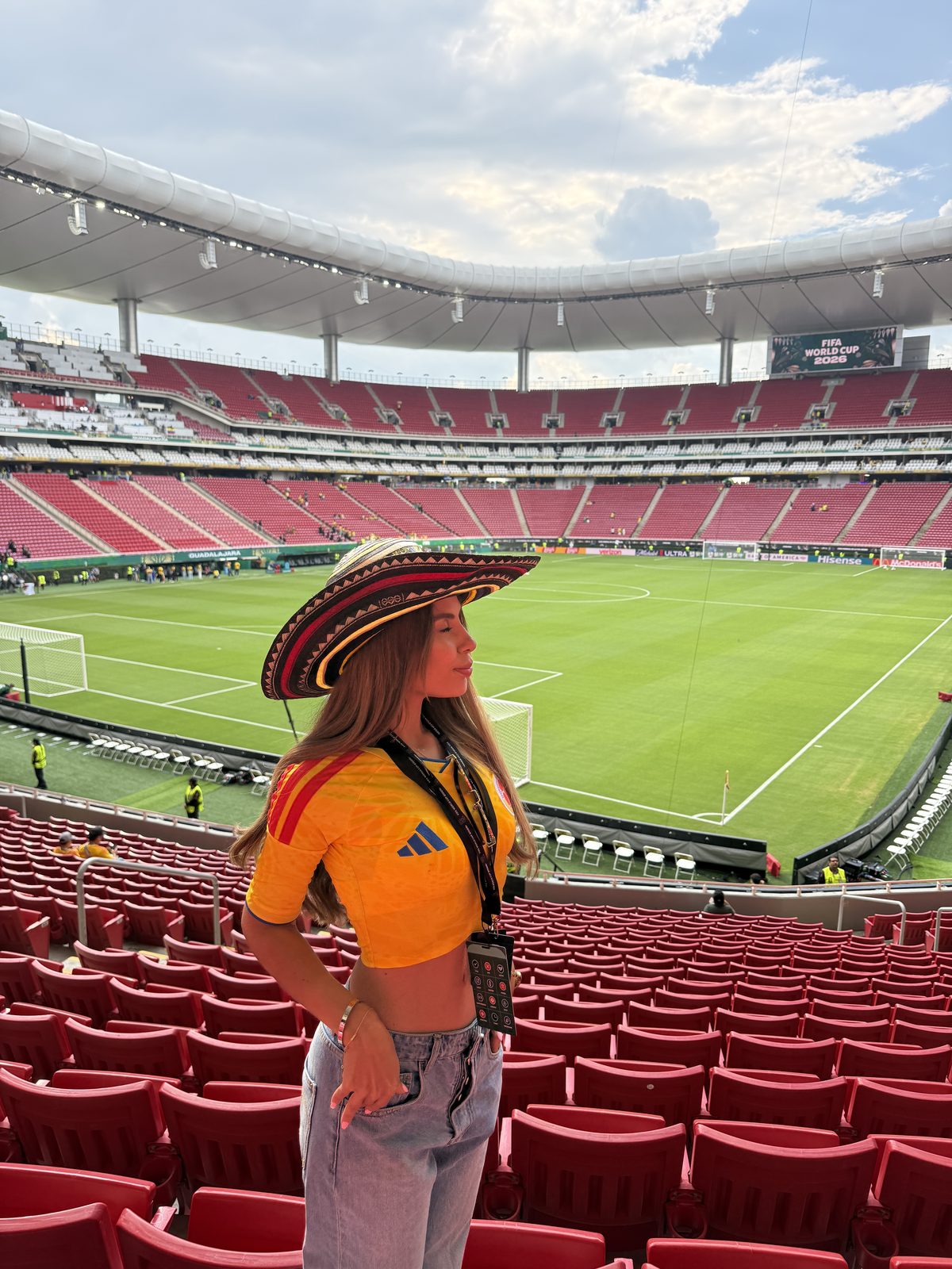 Isabella con sombrero de charro y camiseta de México en un estadio