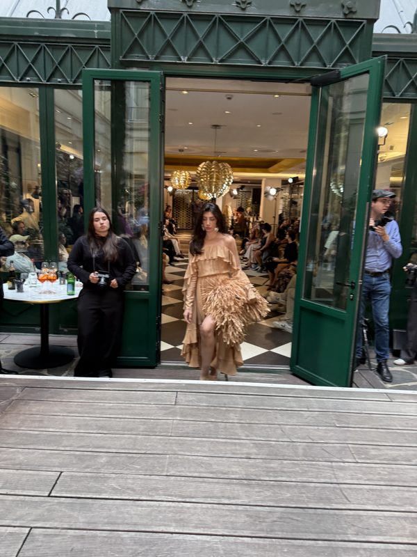 Isabella Duarte en la Paris Fashion Week